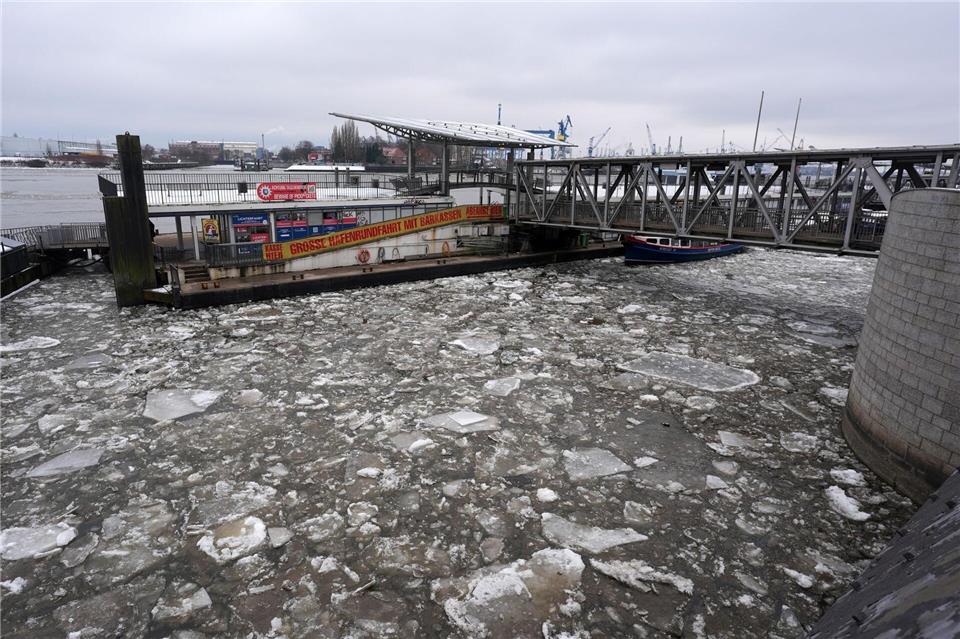 Viele Eisschollen treiben auf der Elbe in Hamburg.Marcus Brandt/dpa
