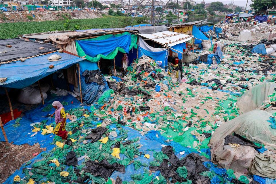 Viele Entwicklungsländer versinken mangels Recyclingmöglichkeiten in Plastikmüll. (Archivbild)Suvra Kanti Das/ZUMA Press Wire/dpa