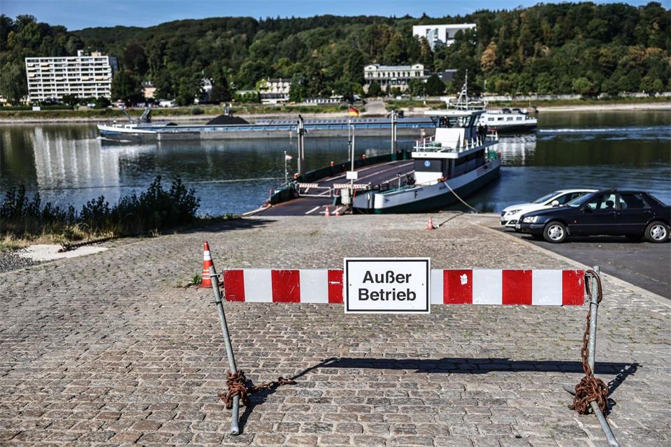 Viele Fähren sind wegen des Niedrigwassers außer Betrieb - so die Fähre Bad Honnef, die mindestens bis Donnerstag einschließlich den Betrieb eingestellt hat. (Archivbild) Oliver Berg/dpa