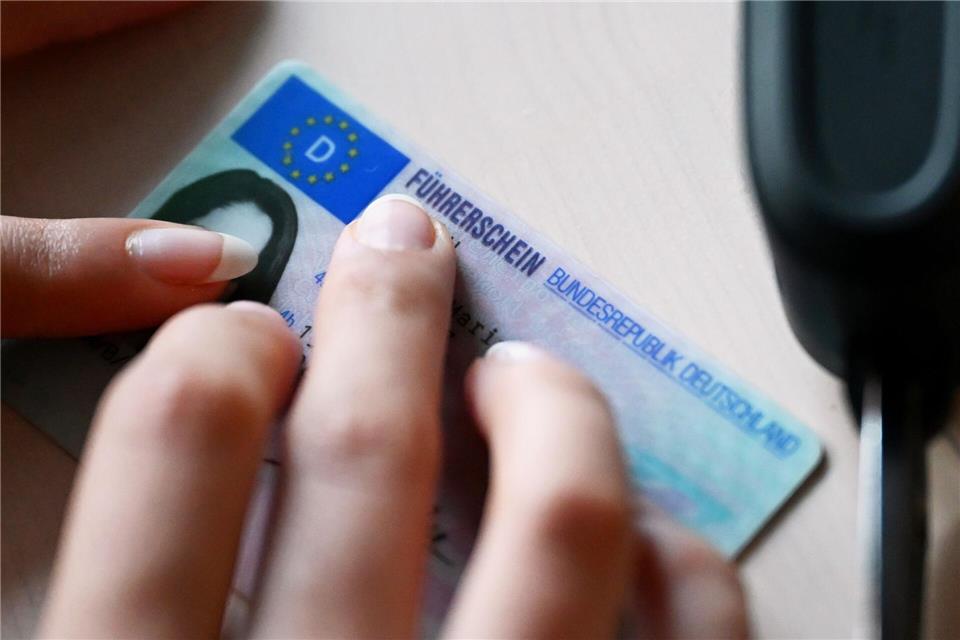 Viele Fahrschülerinnen und Fahrschüler rasselten durch die Führerscheinprüfung. (Archivbild) Elisa Schu/dpa