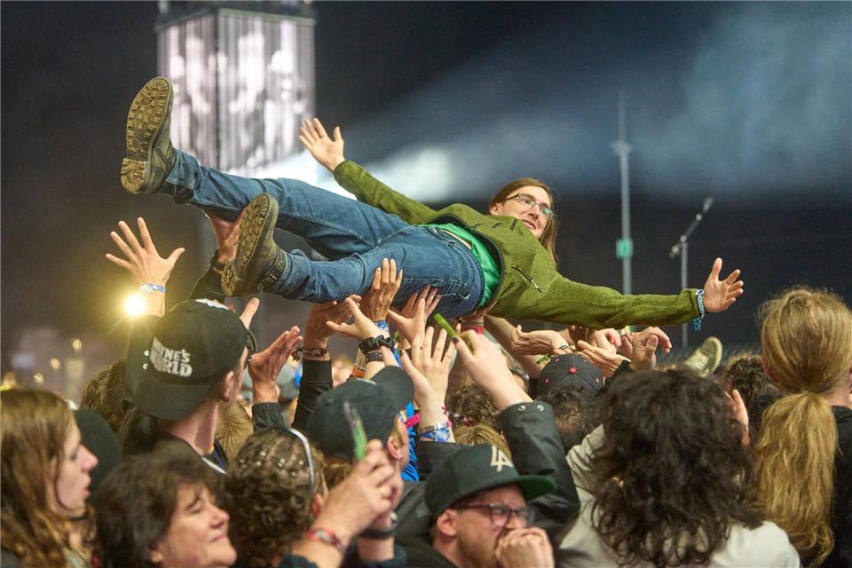 Viele Fans ließen sich von der Menge tragen. Thomas Frey/dpa