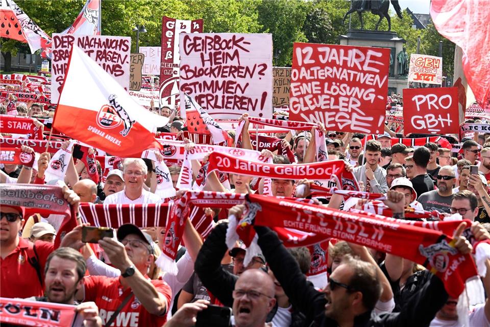 Viele Fans sind dem Aufruf des 1. FC Köln zur Teilnahme an der Demonstration gefolgt.Roberto Pfeil/dpa