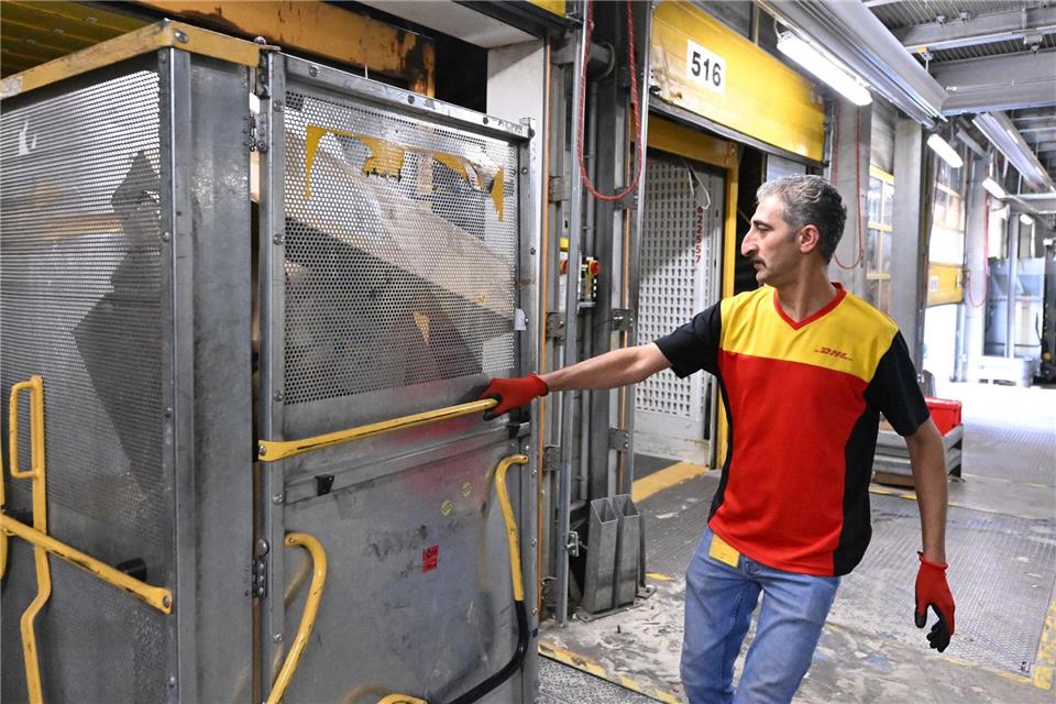 Viele Flüchtlinge aus Syrien arbeiten bei Post-, Kurier und Expressdiensten, für Zeitarbeitsfirmen, in der Gastronomie, im Einzelhandel oder im Gesundheitswesen.Martin Schutt/dpa