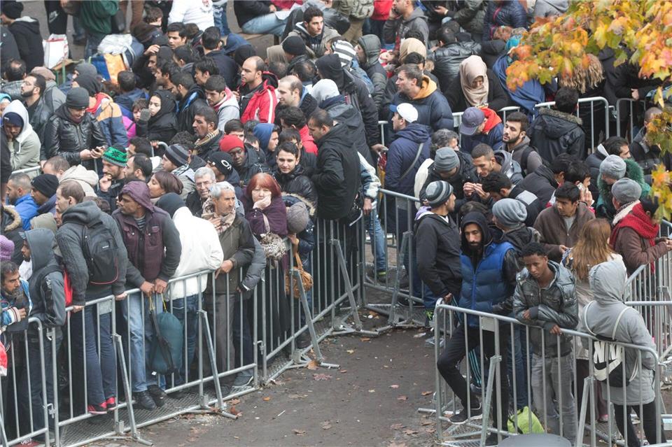 Viele Flüchtlinge warteten im Sommer 2015 in Berlin auf dem Gelände des Landesamtes für Gesundheit und Soziales auf die Bearbeitung ihrer Asylanträge. (Archivfoto)picture alliance / dpa