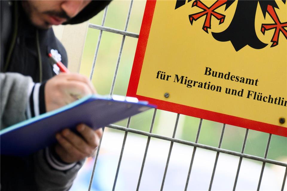 Viele Flüchtlinge wollen arbeiten, bekommen aber keine Angebote, sagt der Flüchtlingsrat. (Symbolbild)Julian Stratenschulte/dpa
