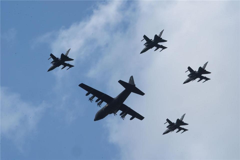 Viele Flugbewegungen über Jagel.Marcus Brandt/dpa