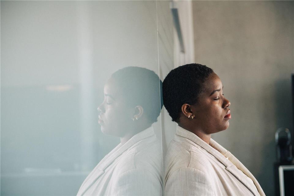 Viele Frauen erleben, dass ihre Beschwerden in der Arztpraxis nicht ernst genommen werden: Ihre Symptome werden häufig vorschnell als psychosomatisch eingestuft.picture alliance / dpa-tmn