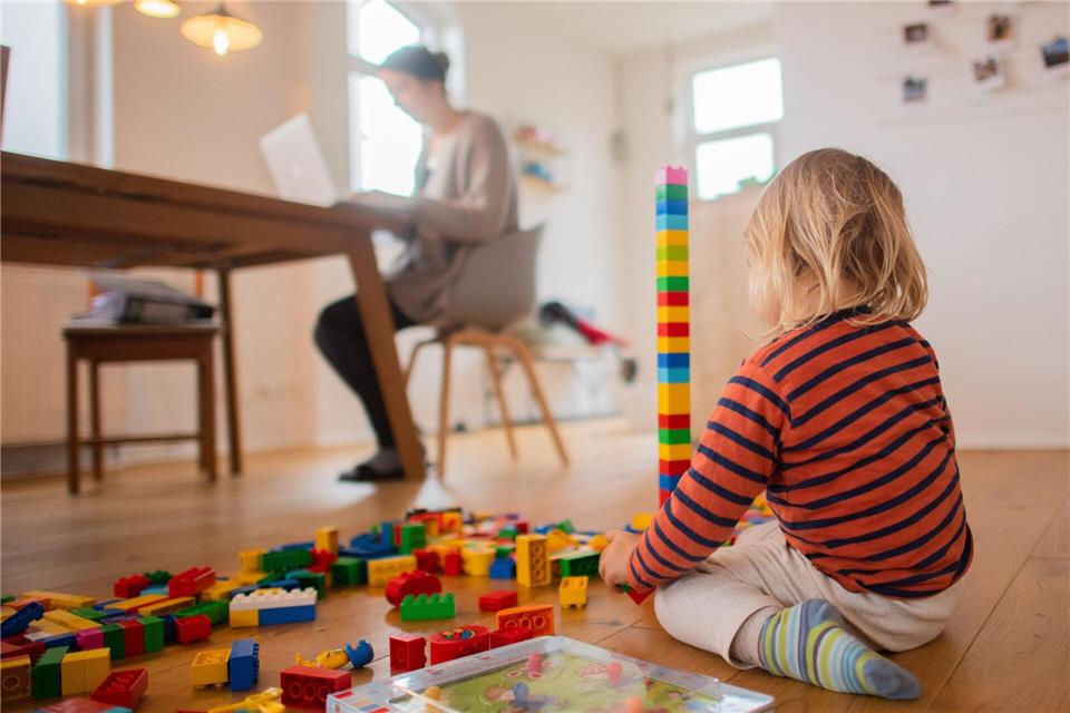 Viele Frauen machen das Unmögliche möglich - weil sie müssen: Arbeiten während sie Kinder betreuen.picture alliance/dpa