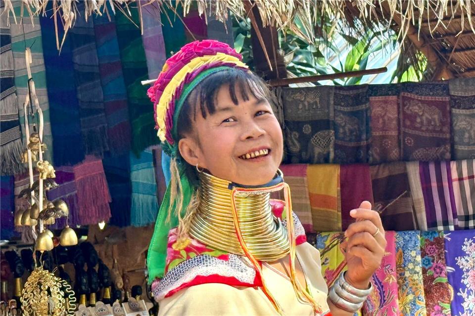 Viele Frauen schützen ihr Kinn mit Tüchern vor den schweren Ringen. Carola Frentzen/dpa