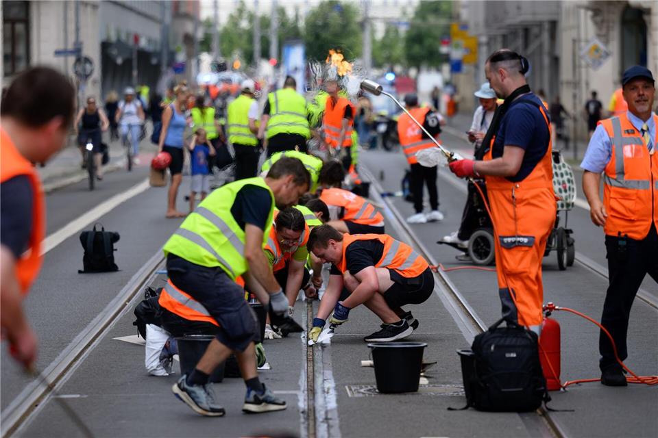 Viele Freiwillige haben geholfen, Hitzeschäden im Leipziger Straßenbahnnetz zu beheben. Am Sonnabend ist ein weiterer Einsatz geplant. (Archivbild)Hendrik Schmidt/dpa