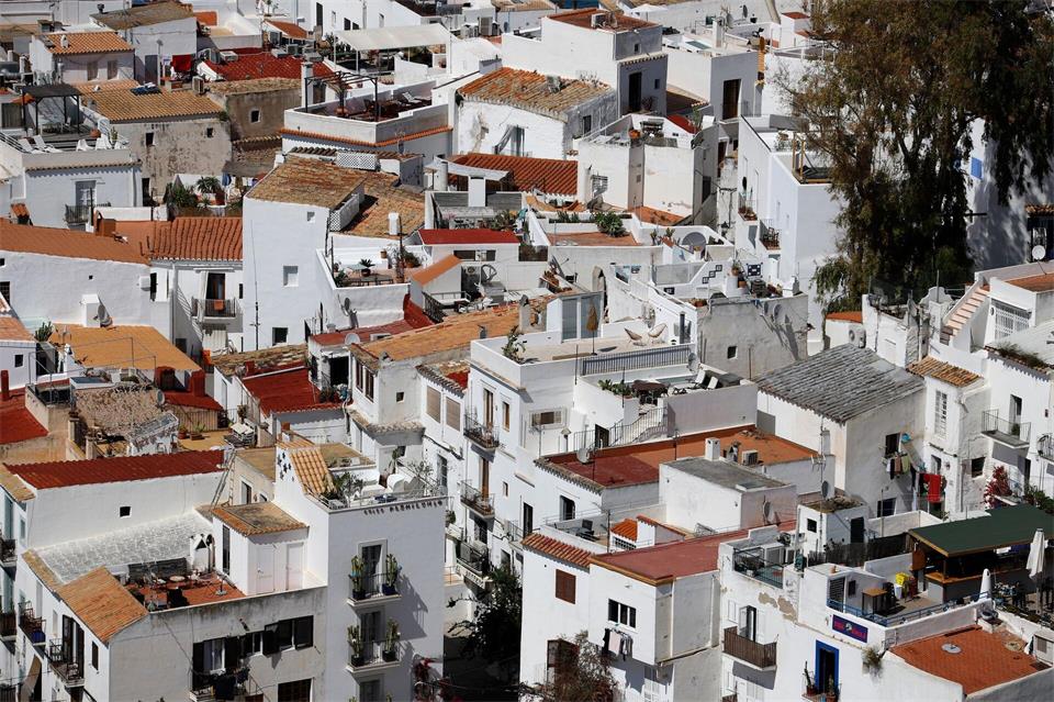 Viele Gassen, Häuschen: Blick auf das Zentrum von Ibiza Stadt.Clara Margais/dpa