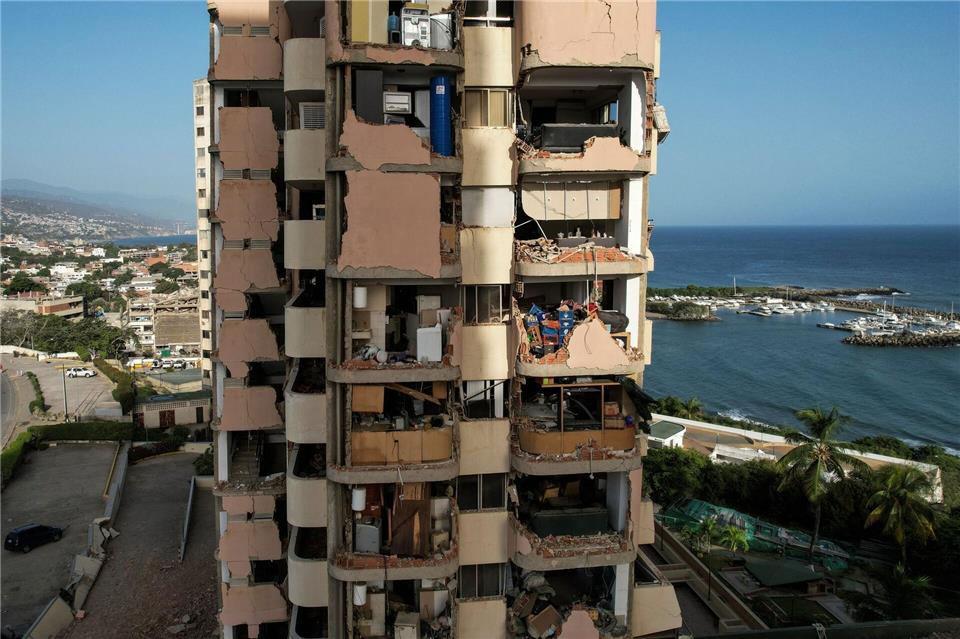 Viele Gebäude sind nach den Beben so schwer beschädigt oder einsturzgefährdet, dass ihre Bewohner nicht nach Hause zurückkehren dürfen. Matias Delacroix/AP/dpa