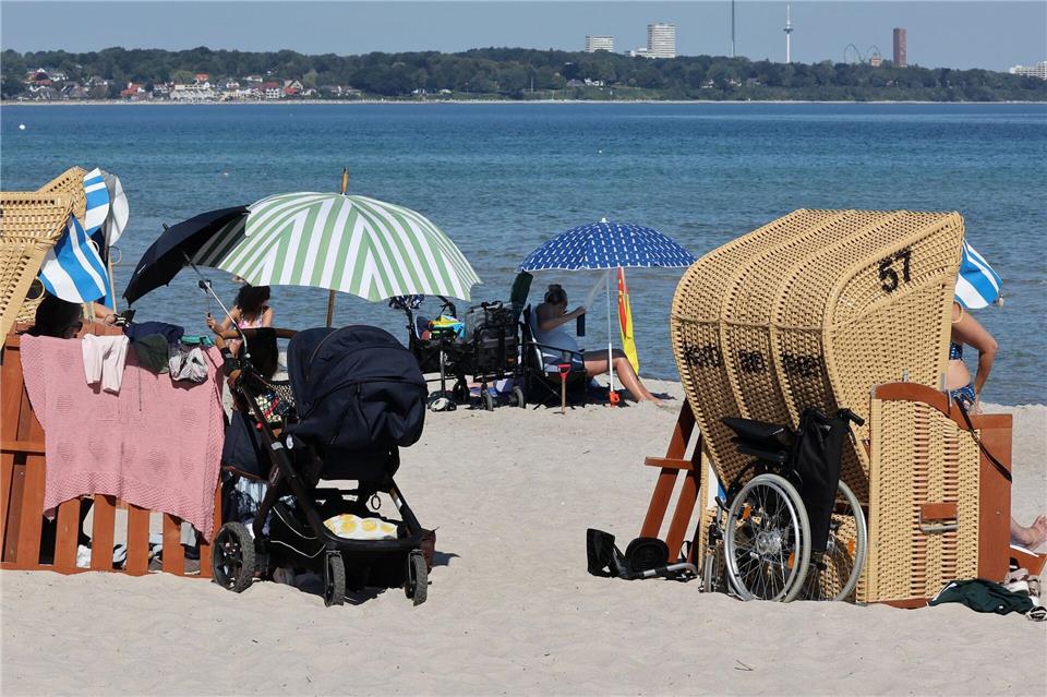 Viele Gemeinden bieten barrierearme Zugänge zum Strand (Archivbild).Bodo Marks/dpa