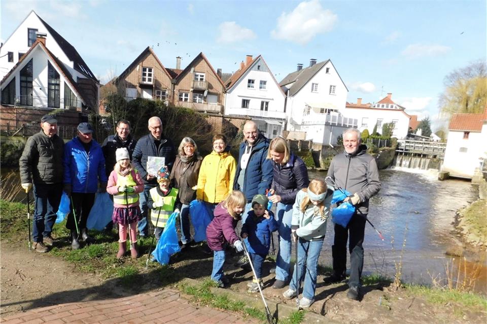 Familien schwärmen in Borken zum Frühjahrsputz aus Viele Gemener beteiligten sich am Frühjahrsputz und befreiten Wege und Böschungen von Unrat.