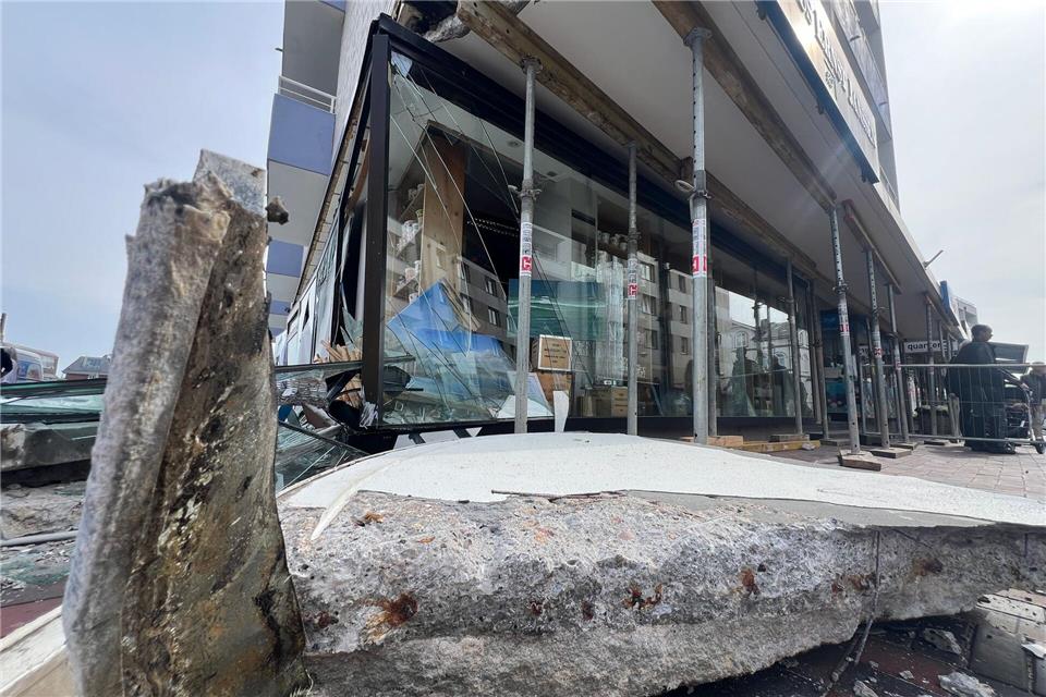 Viele Geschäfte mussten zunächst geschlossen bleiben, weil die Schaufenster zersplittert sind und die Eingänge nicht passierbar sind. Lea Albert/dpa