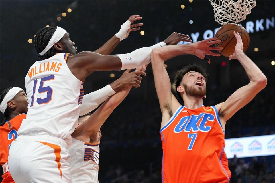 Viele Hände: Oklahoma City Thunder (hier mit Center Chet Holmgren) behielt auch gegen die Phoenix Suns den Durchblick.Kyle Phillips/AP/dpa