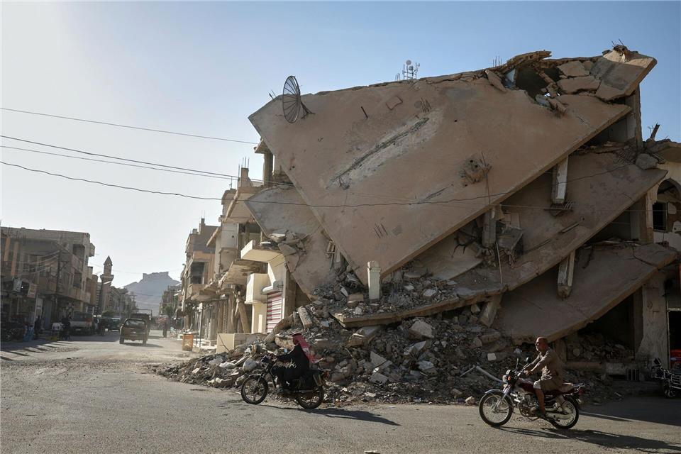 Viele Häuser in Syrien sind im Krieg zerstört worden. Dass jetzt Binnenvertriebene und auch einige Flüchtlinge zurückkehren, sorgt dafür, dass Wohnraum noch knapper wird. (Archivfoto)Ghaith Alsayed/AP/dpa