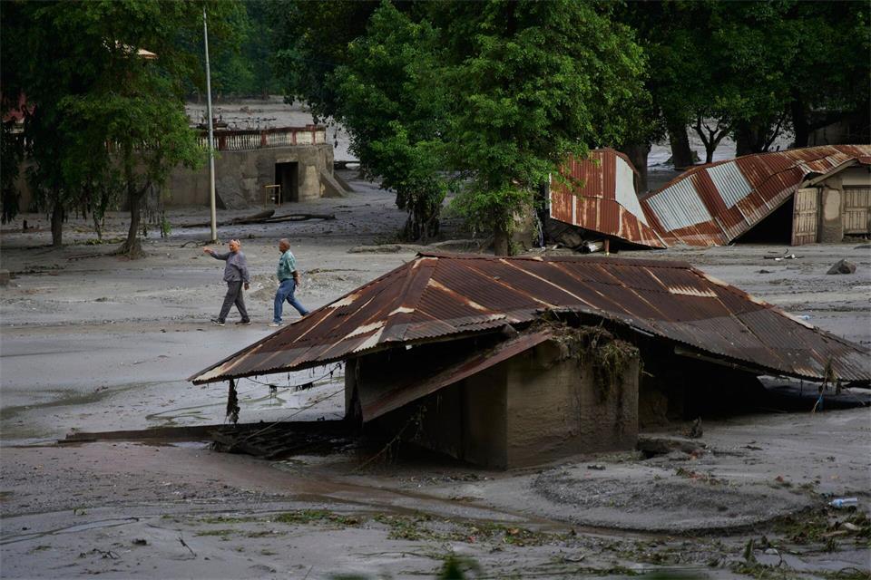 Viele Häuser sind nach der Flut unbewohnbar.Niranjan Shrestha/AP/dpa