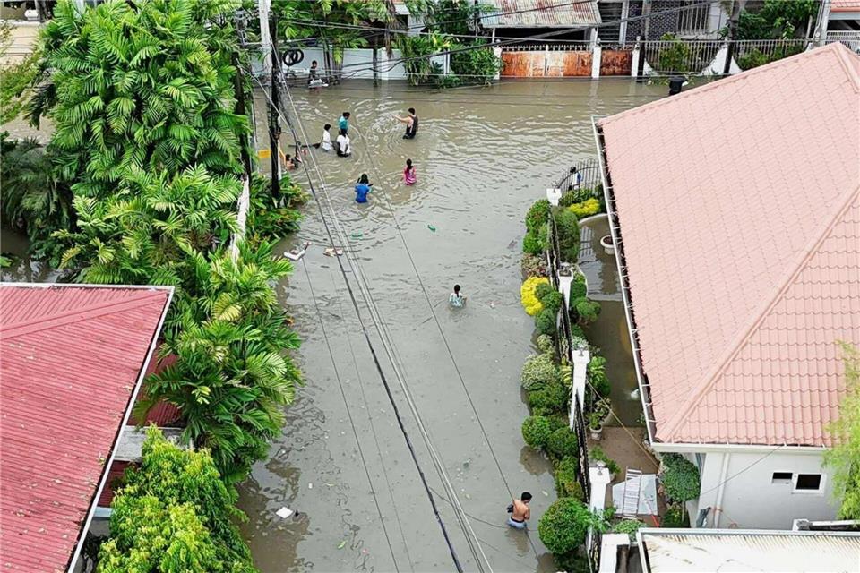 Viele Häuser stehen völlig unter Wasser.Jacqueline Hernandez/AP/dpa