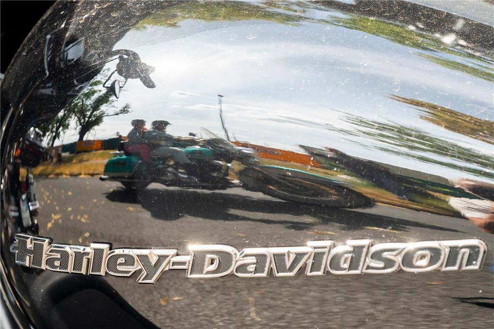 Viele Harley-Davidson-Biker putzen ihre Maschine sorgfältig. (Archivbild)Matthias Rietschel/dpa/ZB