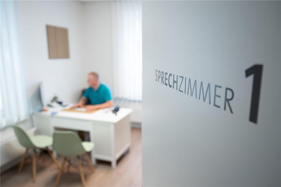 Viele Hausärzte in Deutschland sind über 60 Jahre alt. (Symbolbild)Sebastian Kahnert/dpa