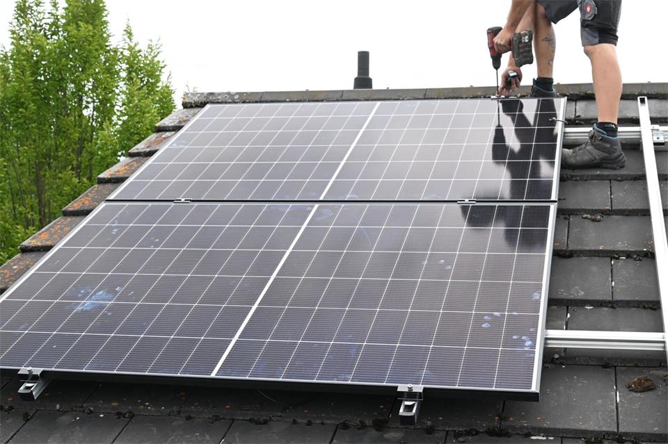 Viele Hausbesitzer haben sich eine Photovoltaikanlage aufs Dach montieren lassen, der Staat fördert dies allerdings nicht mehr so wie in früheren Jahren. (Archivbild)Bernd Weißbrod/dpa