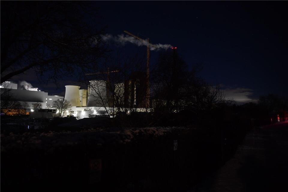 Viele Haushalte im Südwesten Berlins haben die erste Nacht in Kälte und Dunkelheit verbracht - und sind weiterhin ohne Strom.Paul Zinken/dpa