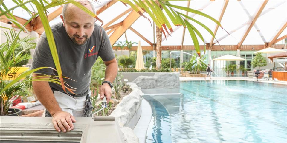 Viele Helfer arbeiten während der Revisionszeit fleißig in den Sauna- und Wasserwelten Bahia – sowohl von externen Firmen als auch aus dem eigenen Bahia-Team.