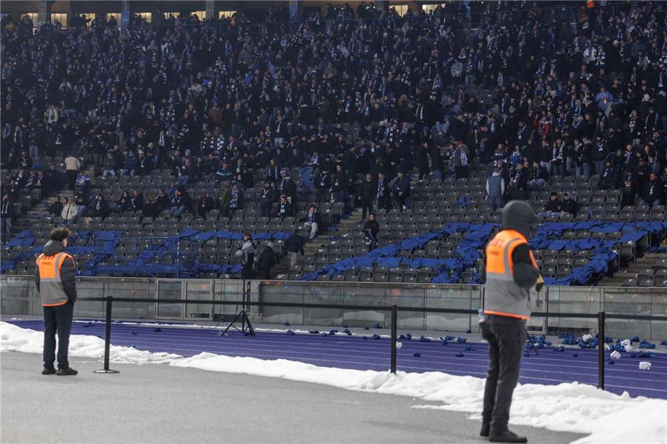 Viele Hertha-Fans verließen aus Protest das Stadion. Andreas Gora/dpa