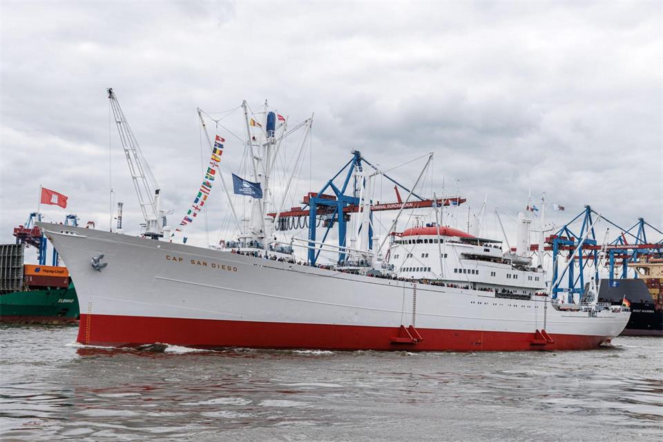 Viele Jahre lang war der Stückgutfrachter zwischen Europa und Südamerika unterwegs - seit 40 Jahren liegt die „Cap San Diego“ nun als Museumsschiff im Hafen und kann eine sehr wechselhafte Geschichte erzählen. (Archivbild)Markus Scholz/dpa