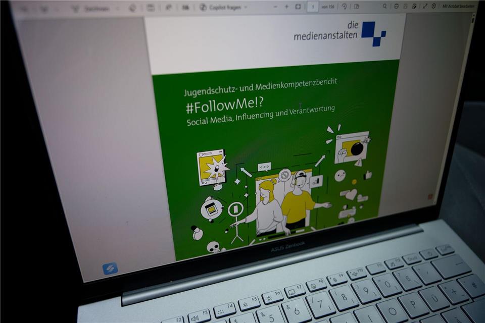 Viele Jugendliche sind längst in sozialen Medien unterwegs - werden dort aber nicht ausreichend geschützt, finden die Medienanstalten. Henning Kaiser/dpa