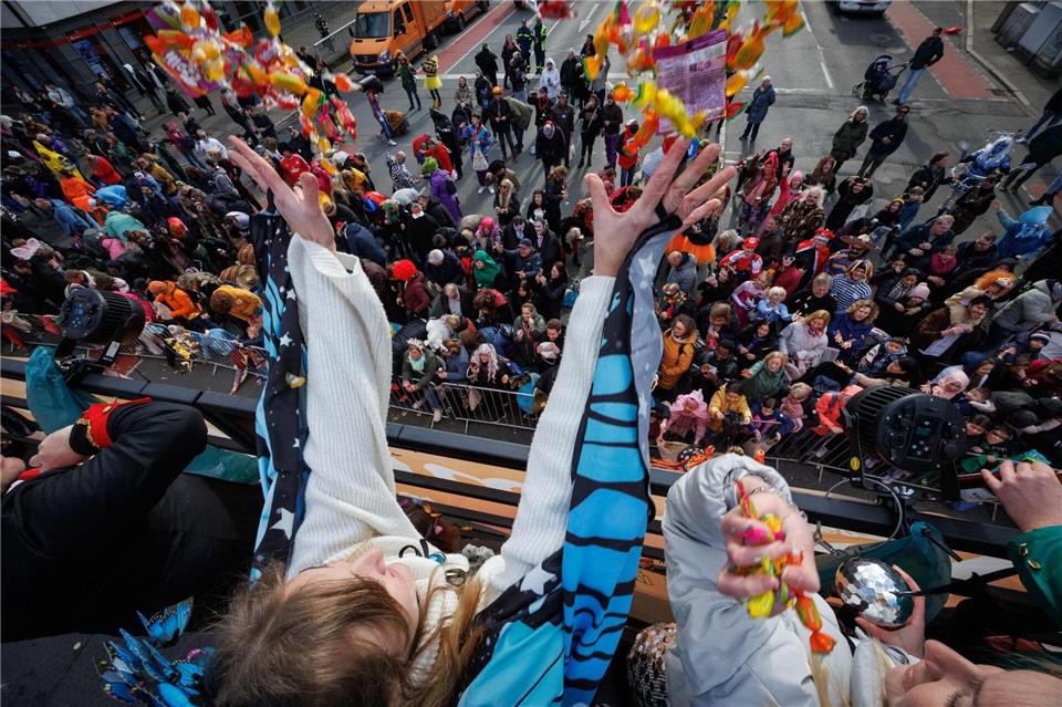 Viele Karnevalfans feiern am „Ossensamstag“ in Osnabrück.Friso Gentsch/dpa
