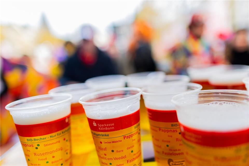 Studie: Karnevalisten geben mehr Geld aus als früher Viele Karnevalisten trinken viel, was anderen Karnevalisten wiederum zu viel ist. (Archivbild)Rolf Vennenbernd/dpa