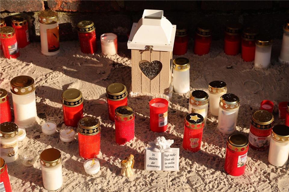 Viele Kerzen erinnern an den achtjährigen Fabian, der einem Gewaltverbrechen zum Opfer fiel. Bernd Wüstneck/dpa