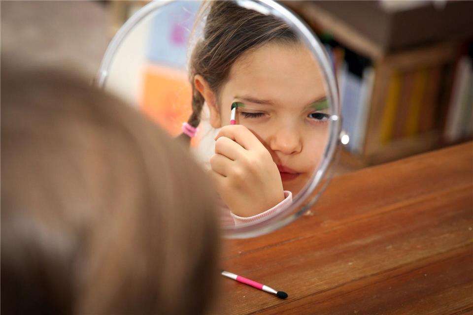Viele Kinder-Schminksets enthalten bedenkliche oder verbotene Inhaltsstoffe: Zertifizierte Naturkosmetikprodukte bieten oft höhere Sicherheit für die Kleinen.Mascha Brichta/dpa-tmn