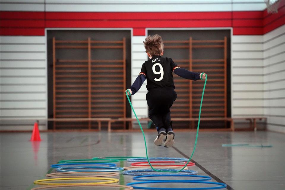 Viele Kinder bewegen sich zu wenig (Archivbild). Soeren Stache/dpa