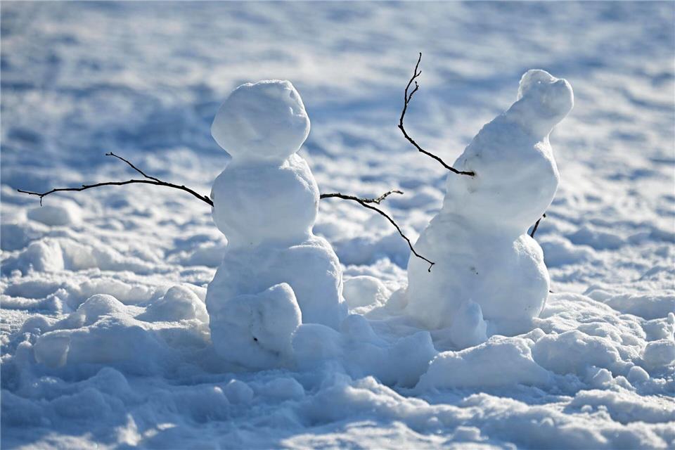 Viele Kinder freuen sich über das Winterwetter und bauen Schneemänner. Shireen Broszies/dpa