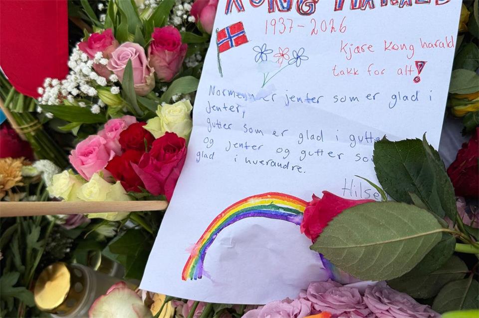 Viele Kinder haben Briefe an den gestorbenen König geschrieben.Julia Wäschenbach/dpa
