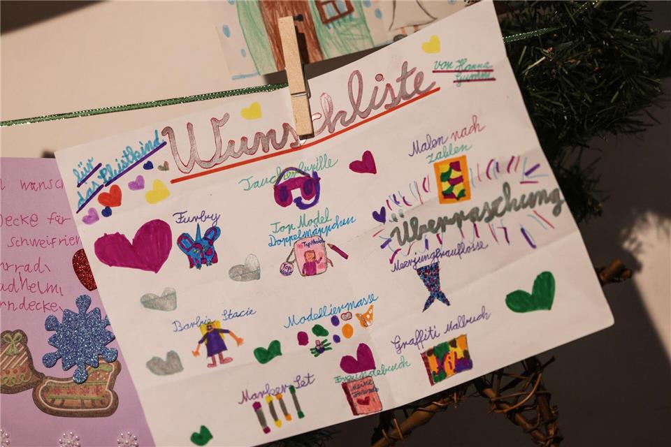 Viele Kinder haben ihre Briefe mit Malereien oder Aufklebern verziert. (Archivbild)Oliver Berg/dpa