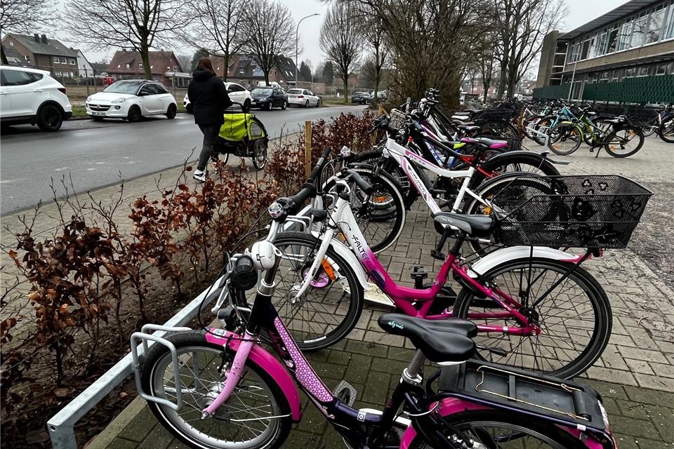 Schulen plädieren für Fahrradstraße in Borken Viele Kinder kommen mit dem Rad zum Schulzentrum. Die Eltern erwarten durch eine Fahrradstraße deutlich mehr Sicherheit.