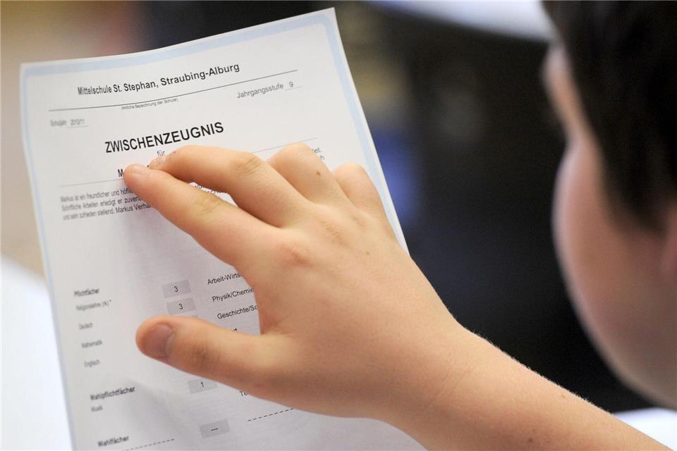 Viele Kinder und Jugendliche bekommen vor den Faschingsferien ihr Zwischenzeugnis. (Symbolbild)picture alliance / dpa