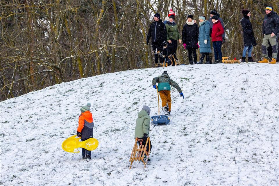 Viele Kinder vergnügten sich mit ihren Eltern beim Rodeln.Frank Hammerschmidt/dpa