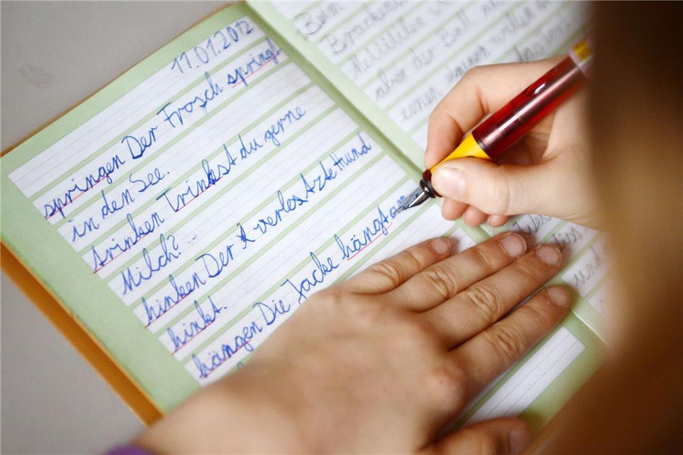 Viele Kinder verwirrt es, dass sie jeden Buchstaben in vier Ausführungen lernen: klein und groß, Druck- und Schreibschrift (Archivbild).Jens Kalaene/dpa-Zentralbild/dpa
