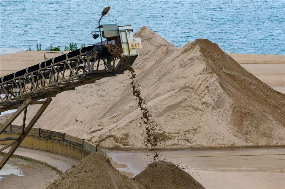 Viele Kommunen am Niederrhein kritisieren, durch den Kiesabbau werde ihre Heimat „weggebaggert“.Christoph Reichwein/dpa