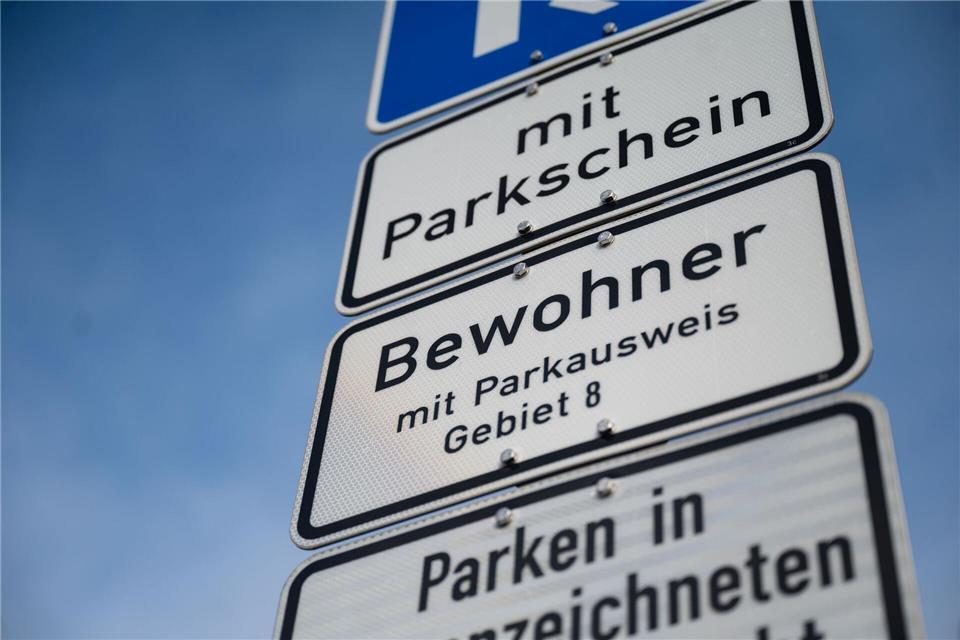 Viele Kommunen in Baden-Württemberg haben die Gebühren für Anwohnerparken erhöht - oder wollen diese erhöhen. (Symbolbild)Marijan Murat/dpa