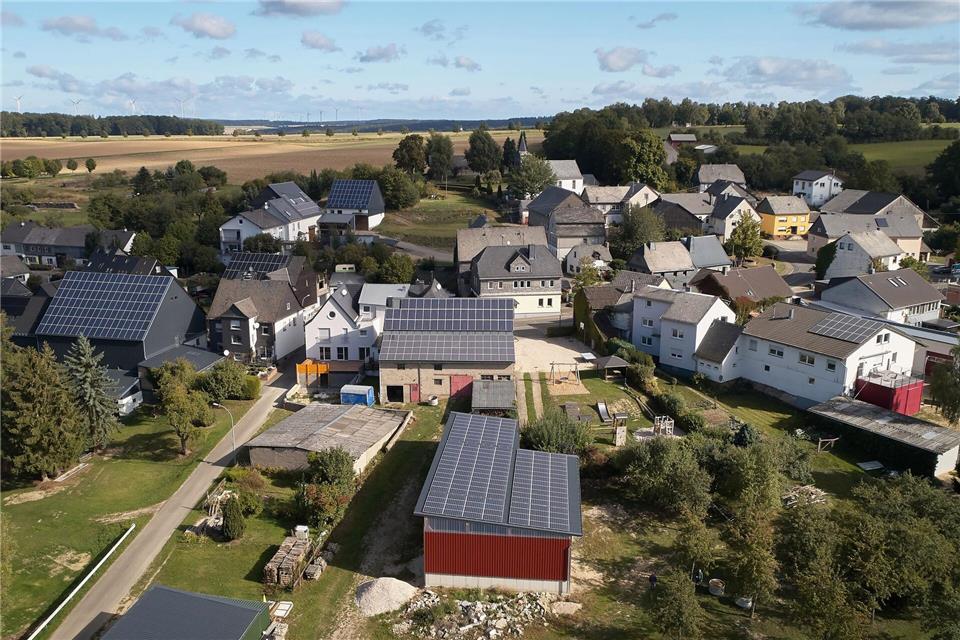 Viele Kommunen können nach Einschätzung der Energieagentur mit Erneuerbaren Geld sparen. (Symbolbild)Thomas Frey/dpa