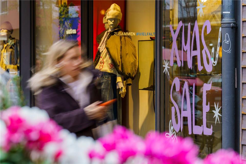 Viele Konsumentinnen und Konsumenten kaufen ihre Weihnachtsgeschenke nach Angaben des Handelsverbands Hessen inzwischen sehr kurzfristig.Andreas Arnold/dpa