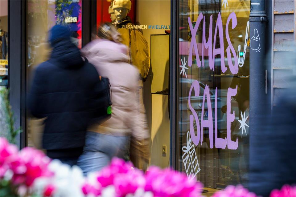 Viele Kunden schauten im Weihnachtsgeschäft stark auf Preise und Rabatte.Andreas Arnold/dpa