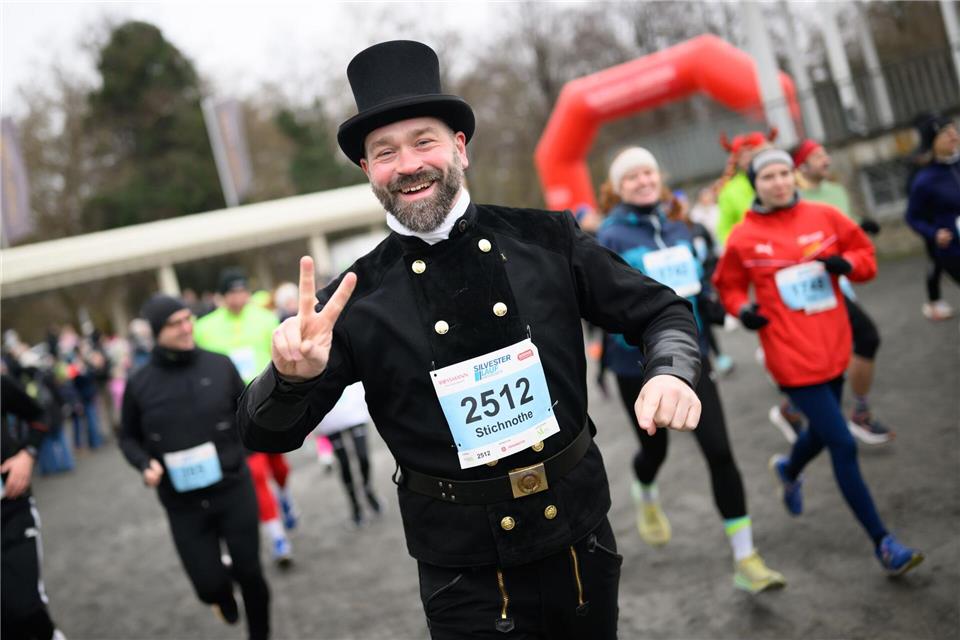 Viele Läufer und Läuferinnen lassen das Jahr beim Silvesterlauf in Hannover sportlich ausklingen.Julian Stratenschulte/dpa
