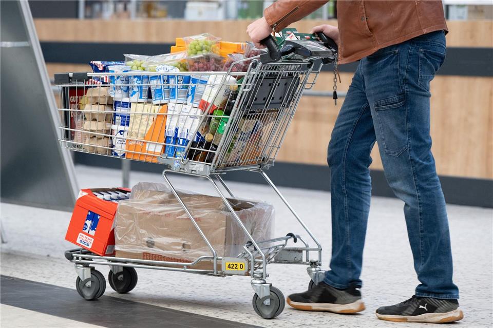 Viele Lebensmittel sind teurer als ein Jahr zuvor.Sebastian Kahnert/dpa